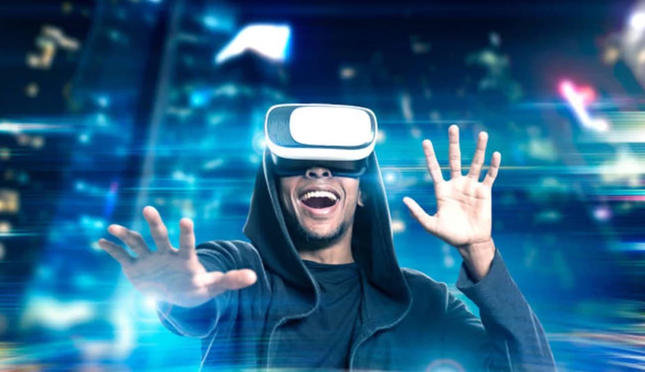 ما الفرق بين تقنيات الواقع الافتراضي VR والواقع المعزز AR والواقع