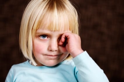 أعراض جفاف العين عند الأطفال