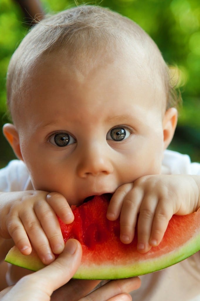 طفل يأكل بطيخ ، كيف أحافظ على صحة الطفل 