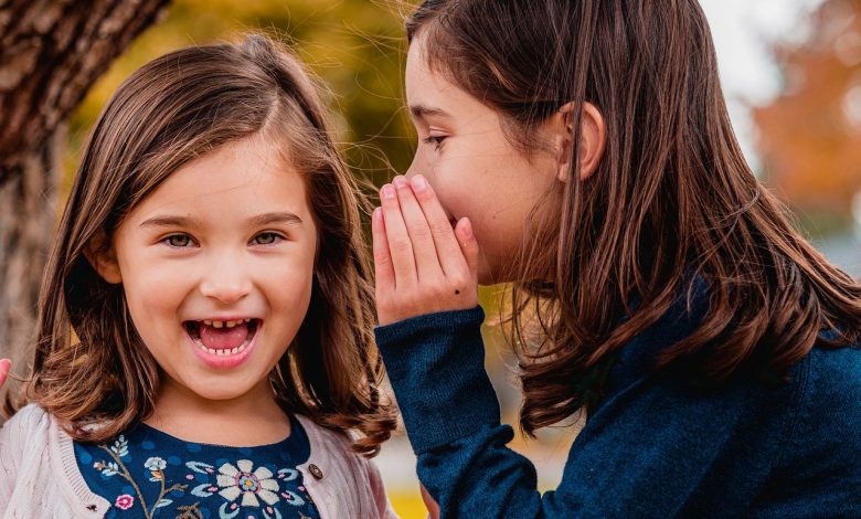 علم طفلك الفرق بين الأسرار والخصوصية والمفاجآت