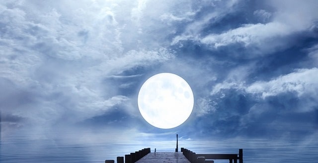ما معنى اليس القمر جميلا في اليابان